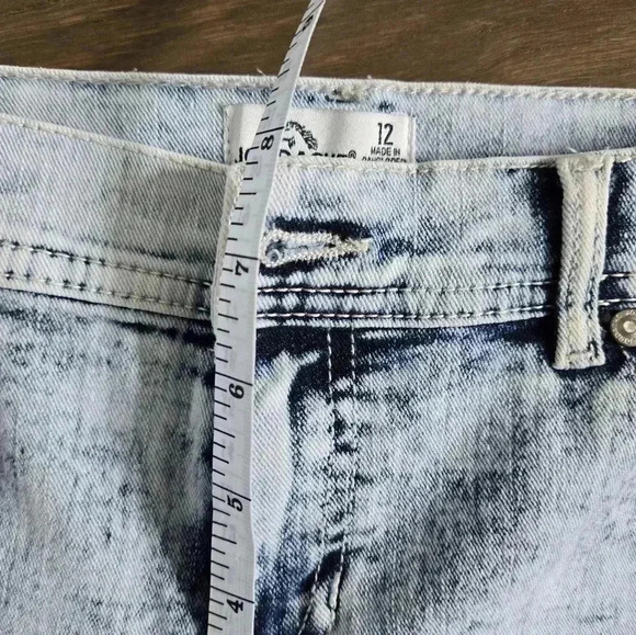 Jordache Girls Embroidered Stars Blue Denim Jean Shorts Size 12 Raw Hem - Picture 9 of 10